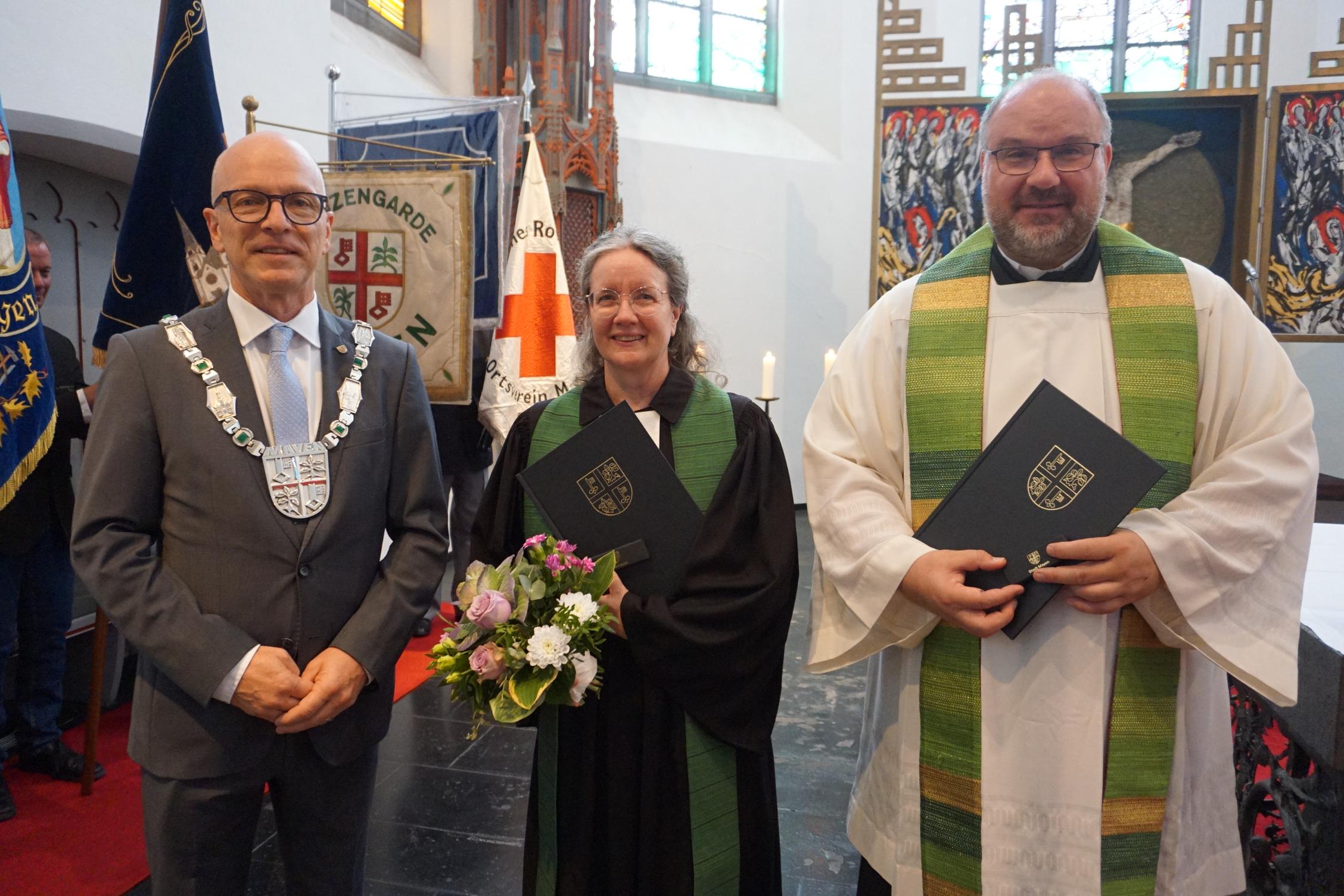 Oberbürgermeister Dirk Meid (links) durfte gleich zwei goldene Ehrennadeln der Stadt Mayen verleihen